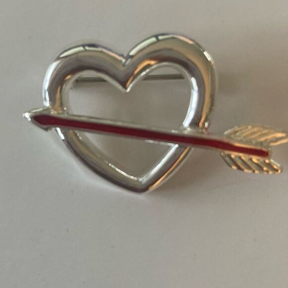 Gerry’s vintage heart arrow pin brooch - Picture 1 of 3